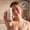 Kvinna som håller Green People Rosemary & Prebiotics Deodorant, med märkningen «Dermatologiskt testad».