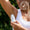 Kvinna som applicerar Green People Aloe Vera & Prebiotics Deodorant, med märkningen «Dermatologiskt testad».