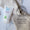 En tub Organic Babies Baby Wash & Shampoo Lavender vilar på en beige linneduk tillsammans med ett Dermatologically Tested-sigill.