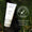 En vit tub Green People Scent Free Shower Gel 200ml vilar på frodig grön mossa bredvid ett sigill för dermatologiskt testad.