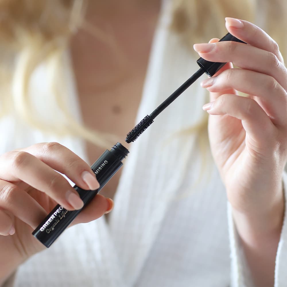 Woman holding Volumising Mascara - Black 7ml